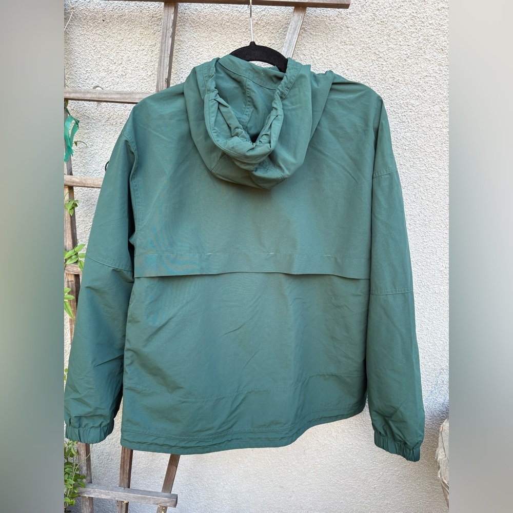 Vuori Women’s Elijo Rain Jacket in Grass - Picture 10 of 11